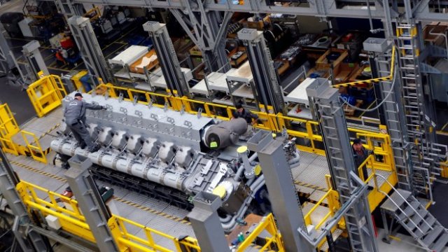 <p>
	Завод за дизелови двигатели в завод на MAN Diesel &amp; Turbo в Аугсбург. <em>Снимка: Архив Ройтерс</em></p>
