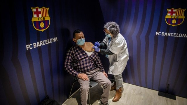 <p>
	Ваксинационен пункт на Стадион Camp Nou. <em>Снимка:&nbsp;Angel Garcia/Bloomberg</em></p>
