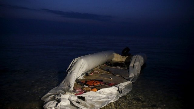 <p>
	Лодка на бежанци, пристигнали от Турция на гръцкия бряг. Снимка: <em>Архив Ройтерс</em></p>
