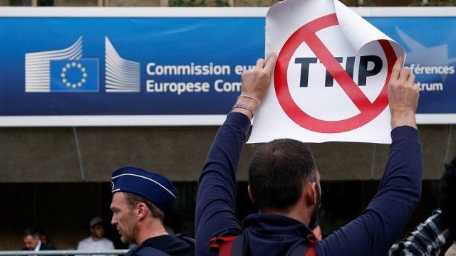 <p>
	Демонстранти срещу ТПТИ пред сградата на ЕК в Брюксел. Снимка: <em>архив Ройтерс</em></p>
