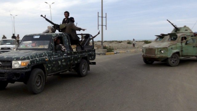 <p>
	Про-правителствени милиции водят битка срещу шиитските бунтовници в Йемен. <em>Снимка: Ройтерс</em></p>
