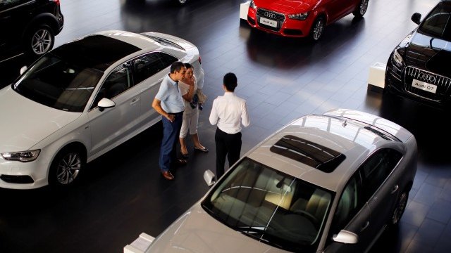 <div data-p="al,,0,b,,8,i,_parent,,,,-1," data-r="{&quot;FPB&quot;:8}" id="a2.6.1.1.1.2:CaptionLongPnl">
	<div data-p="al,,0,,,0,i,_parent,,,,-1," id="a2.6.1.1.1.2:CaptionLong">
		<span id="a2.6.1.1.1.2:CaptionLong_Lbl">Шоурум на Audi на дилъра Baoxin Auto Group в Шанхай. <em>Снимка: Архив Ройтерс</em></span></div>
</div>
