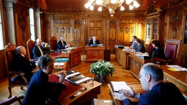 <p>
	Федералният съвет на Швейцария на първото си заседание за 2017 г. <em>Снимка: Ройтерс</em></p>
