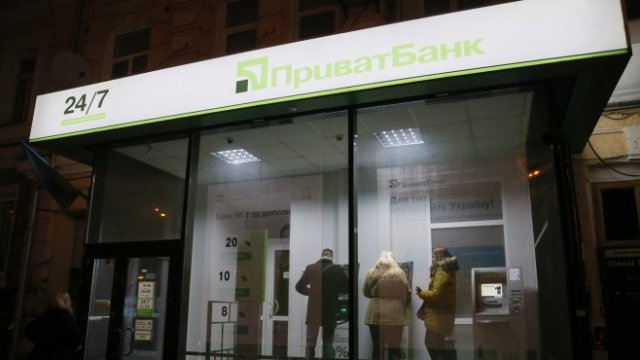 <p>
	Национализацията на затруднената PrivatBank запази финансовата стабилност в Украйна, но това е една от малкото положителни новини. <em>Снимка: Ройтерс</em></p>
