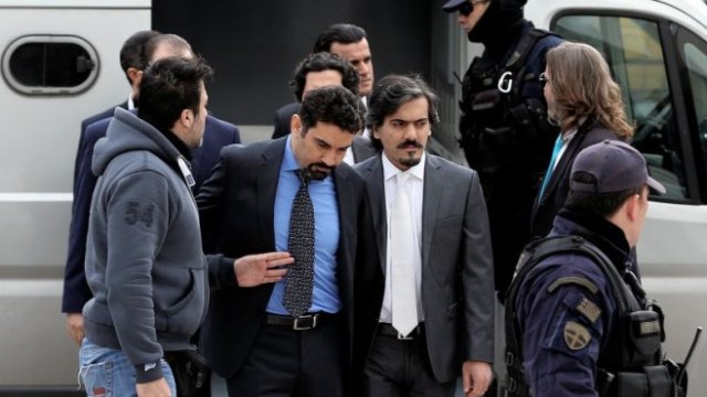 <p>
	Тонът на Анкара към Атина се изостри, след като група турски военни избяга в Гърция след опита за преврат, а гръцкият Върховен съд наскоро реши, че те няма да бъдат екстрадирани. На снимката: органите на реда ескортират турските военни към съда.<em> Снимка: Ройтерс</em></p>
