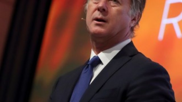 <p>
	Главният изпълнителен директор на Accor Сибастиан Базен при представянето на резултатите на компанията.&nbsp;<em>Снимка: Архив Ройтерс</em></p>
