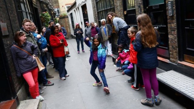 <p>
	Фенове на Хари Потър.<em> Снимка: Ройтерс</em></p>
