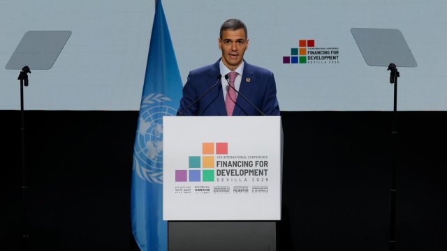 Испанският премиер Педро Санчес говори на конференцията в Севиля. Снимка: EPA/БГНЕС