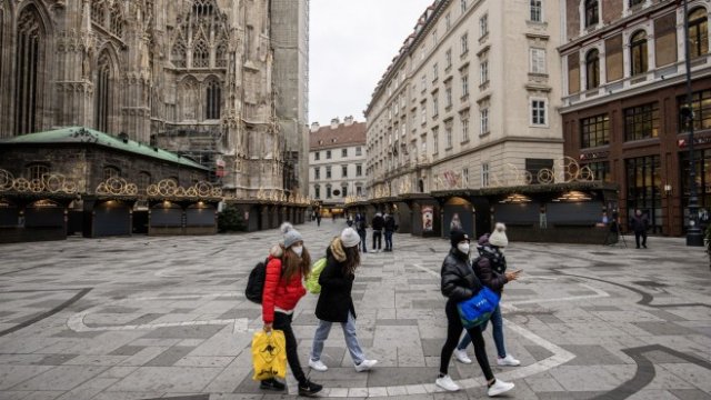 <p>
	Туристи в центъра на Виена. <em>Снимка: Akos Stiller/Bloomberg</em></p>
