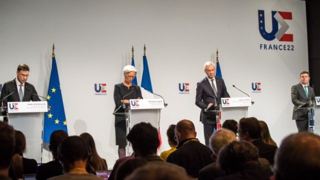 <p>
	Валдис Домбровскис (вл.),Кристин Лагард, президент на Европейската централна банка (ЕЦБ), френският министър на финансите Брюно Льо Мер и Паскал Донохоу, ирландски министър на финансите и председател на Еврогрупата, говорят по време на пресконференцията в рамките на неформалната среща на върха на финансовите министри на ЕС в Париж.<em> Снимка