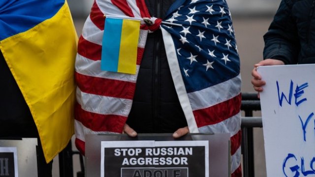 <p>
	Протест срещу руската агресия пред Белия дом. <em>Снимка: Eric Lee/Bloomberg</em></p>
