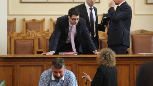 <p>
	<em>Атанас Пеканов в 46-то Народно събрание. Снимка: Димитър Кьосемарлиев, Investor Media Group</em></p>
