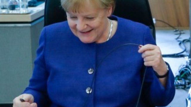 <p>
	Германският канцлер Ангела Меркел (вляво) и испанският премиер Педро Санчес (вдясно).&nbsp;<em>Снимка: Архив Ройтерс</em></p>
