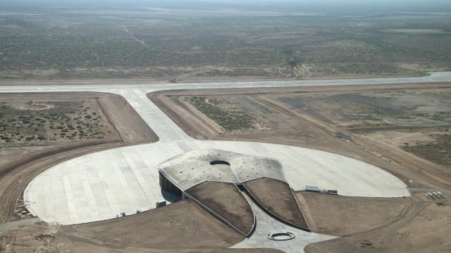 <p>
	Така изглежда пистата за космически туризъм с терминала към нея. <em>Снимка: Spaceport America</em></p>
