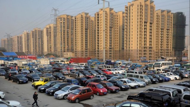 <p>
	<em>Пазар за употребявани автомобили в Китай. Снимка: Ройтерс</em></p>
