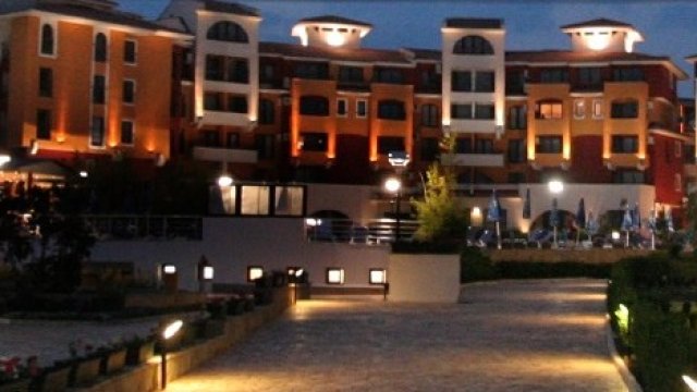 <p>
	Интеркапитал ПД АДСИЦ построи комплекса Марина Кейп до Ахелой, но кризата на ваканционните имоти от 2008 г. влоши финансовото му състояние <em>Снимка: marinacape.com</em></p>
