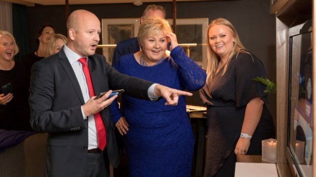 <p>
	Ерна Солберг (в синята рокля) и екипът ѝ реагира на добрите резултати. <em>Снимка: Ройтерс</em></p>
