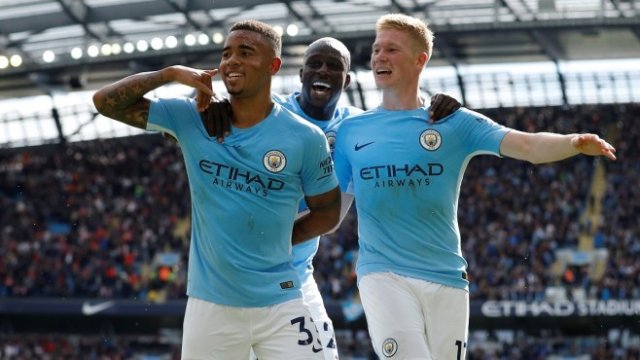 <p>
	Габриел Жезус <em>(вляво)</em>, Бенжамен Менди <em>(в средата)</em> и Кевин де Бройне от Манчестър Сити. <em>Снимка: Ройтерс</em></p>
