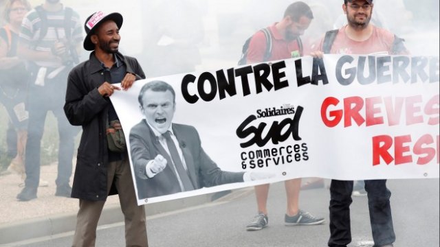 <p>
	<em>Протести срещу реформата на трудовия пазар имаше и през август. Снимка: Ройтерс</em></p>
