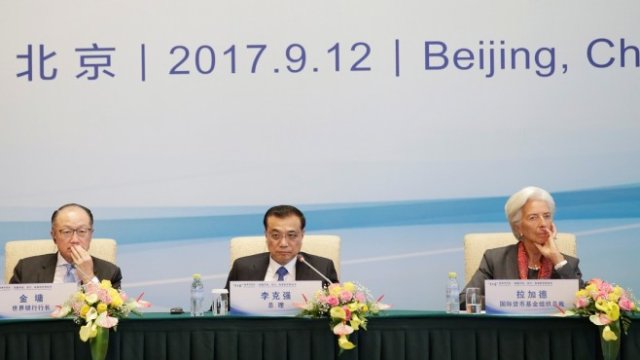 <p>
	Джим Йон-ким (вляво), Ли Къцян (в средата) и Кристин Лагард. <em>Снимка: Ройтерс</em></p>
