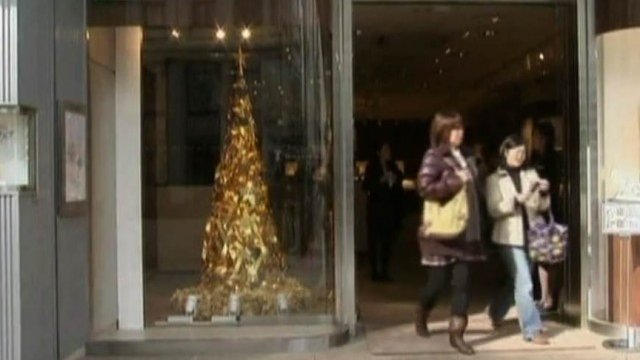 <p>
	Златната елха на витрината на луксозния магазин Ginza Tanaka в Токио. <em>Снимка: Ройтерс</em></p>
