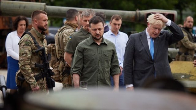 <p>
	<em>При последното си посещение в Киев Борис Джонсън разгледа унищожена от украинските военни руска техника. Снимка: President.gov.ua</em></p>

