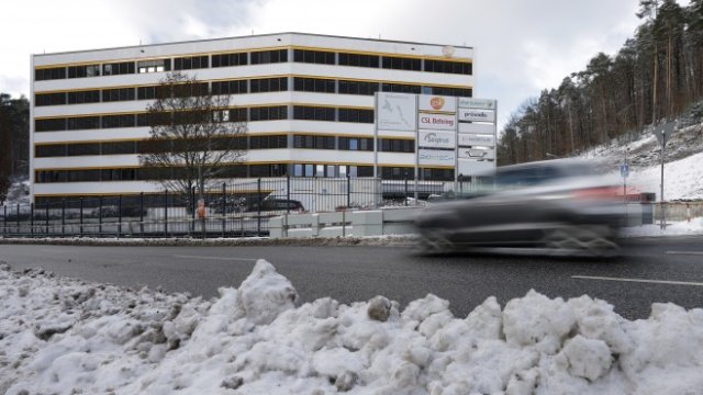 <p>
	Заводът на германската компания. <em>Снимка: EPA/RONALD WITTEK</em></p>
