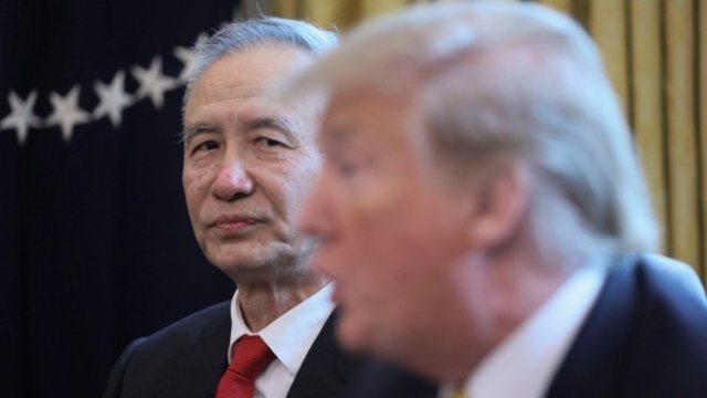 <p>
	Китайският вицепремиер Лу Хъ (на заден план) и американският президент Доналд Тръмп (отпред). <em>Снимка: Ройтерс</em></p>
