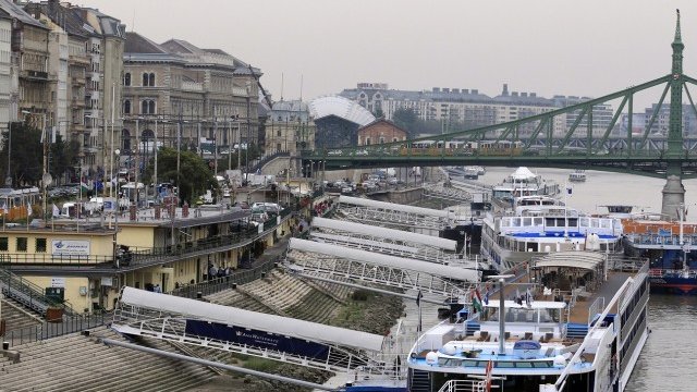 <p>
	Круизни кораби в Дунав край Будапеща. <em>Снимка: архив Ройтерс</em></p>
