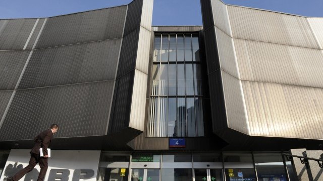 <p style="text-align: justify;">
	Сградата на Централната банка на Полша във Варшава. <em>Снимка: архив, Ройтерс</em></p>
