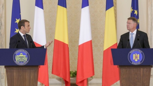 <p>
	Френският президент Еманюел Макрон (вляво) и румънският президент Клаус Йоханис. <em>Снимка: Ройтерс</em></p>
