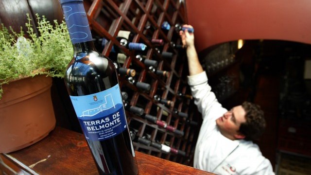 <p>
	Докато през последните месеци фючърсите за златото поевтиняват, цената на качественото вино продължава да се вдига. <em>Снимка: Ройтерс</em></p>
