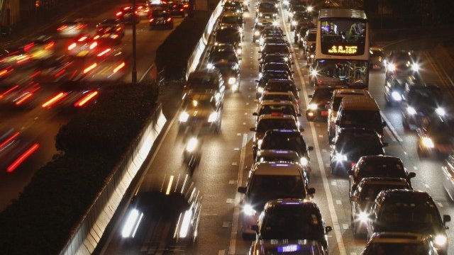 <p>
	Въпреки скъпото удоволствие автомобилният трафик в Хонконг е голям. <em>Снимка: Ройтерс</em></p>
