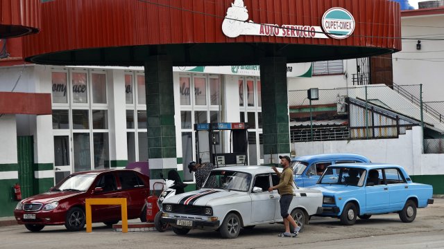 Коли се редят на опашка на бензиностанция в Куба. Цените на бензина бяха повишени петкратно от правителството за запълване на бюджетната дупка. Снимка: EPA/Ernesto Mastrascusa