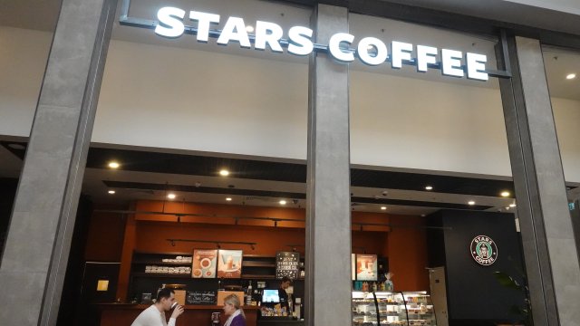 Вместо изтеглилата се през 2022 г. Starbucks има имитатор - Stars Coffee. Снимка:  EPA/MAXIM SHIPENKOV