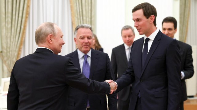 Стив Уиткоф (в средата) и Джаред Къшнър (вдясно) по време на среща с Владимир Путин. Снимка: Bloomberg LP