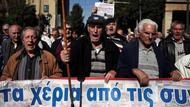 <p>
	<em>Пенсионери протестират в Атина срещу орязването на пенсиите през 2016 г. Снимка: Архив Ройтерс</em></p>
