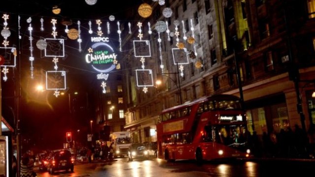 <p>
	<em>Оксфорд стрийт вече грее в коледна украса. Снимка: Ройтерс</em></p>
