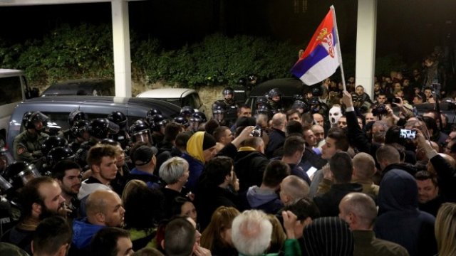 <p>
	Кадър от снощното нахлуване в сградата на&nbsp;националната телевизия РТС. <em>Снимка: Ройтерс</em></p>
