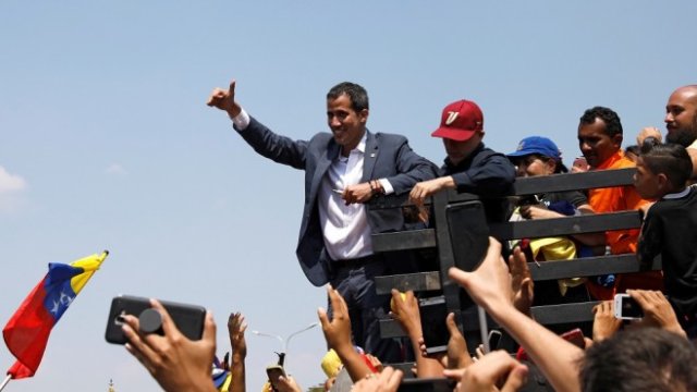 <p>
	Венецуелският опозиционен лидер Хуан Гуайдо започна обиколка на страната. <em>Снимка: Ройтерс</em></p>
