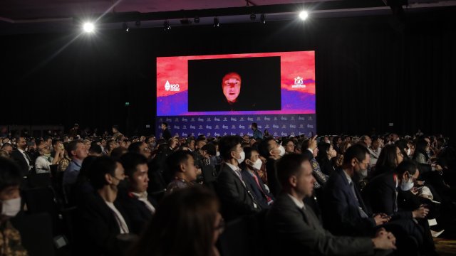 Мъск по време на включването си в конференцията. Снимка:  EPA/MAST IRHAM