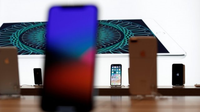 <p>
	Новият iPhone X е изложен в Apple Store Marche Saint-Germain в Париж. <em>Снимка: Ройтерс&nbsp;</em></p>
