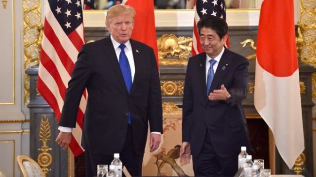 <p>
	Срещата на Доналд Тръмп и&nbsp;Шиндзо Абе. <em>Снимка: Ройтерс</em></p>
