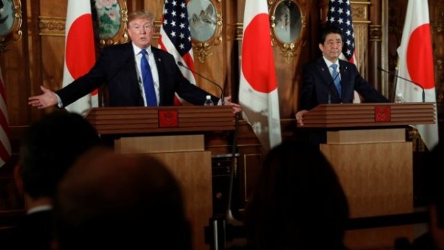 <p>
	Президентът на САЩ Доналд Тръмп и премиерът на Япония Шиндзо Абе по време на съвместната им пресконференция след срещата им в Токио. <em>Снимка: Ройтерс</em></p>
