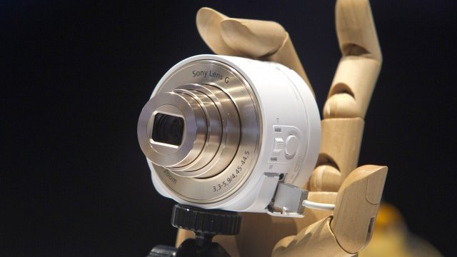 <p>
	Новата дигитална камера на Sony, представена на CES 2014. <em>Снимка: архив Ройтерс</em></p>
