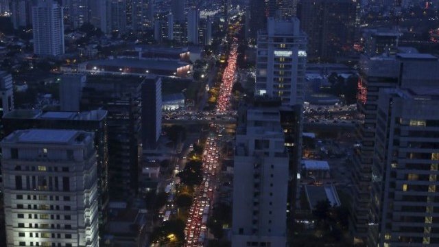 <p>
	Час пик в Сао Пауло.<em> Снимка: Ройтерс</em></p>
