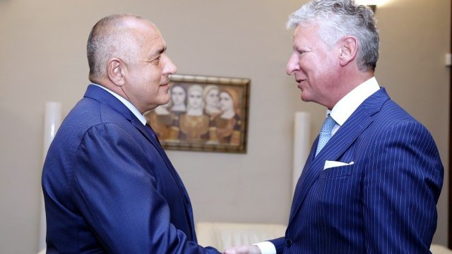 <p>
	Бойко Борисов (вляво) разговаря с Питър деКрем. Снимка: <em>Министерски съвет</em></p>
