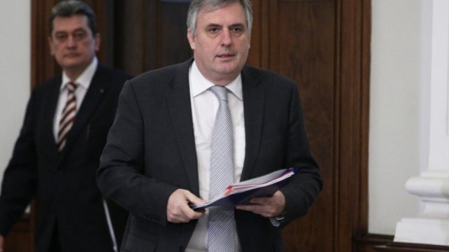 <p style="text-align: justify;">
	Ивайло Калфин. <em>Снимка: Архив, БТА</em></p>
