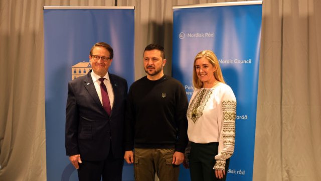 Володимир Зеленски с членовете на исландския парламент Биргир Армансон и Бриндис Харалдсдотир. Снимка:  Micah Garen/Getty Images