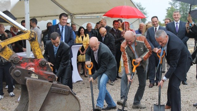<p>
	Първа копка на развойния център в Божурище. <em>Снимка: Министерство на икономиката</em></p>
